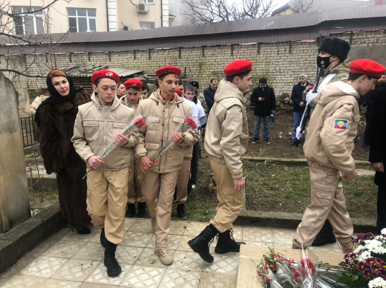 Рамазан Джафаров возложил цветы к могиле кавалера Ордена Мужества Марата Молчанова